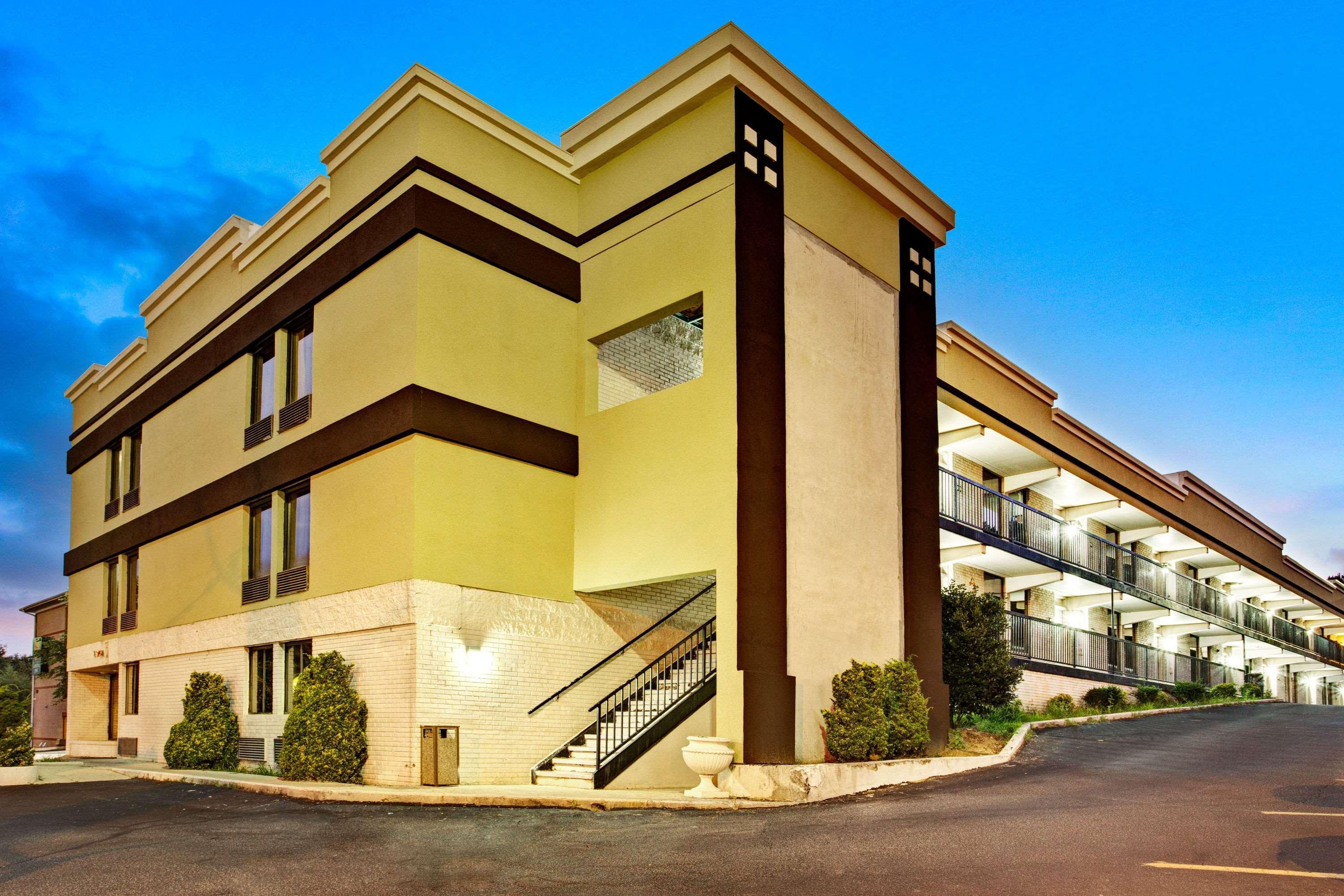Super 8 Downtown Raleigh Motel Exterior photo